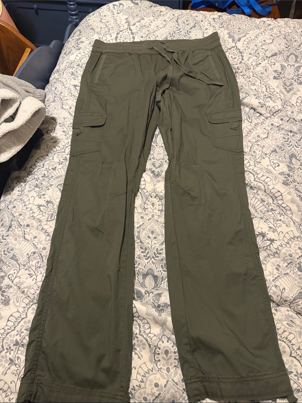 Women's Straight-Leg Cargo Pants - Olive Green